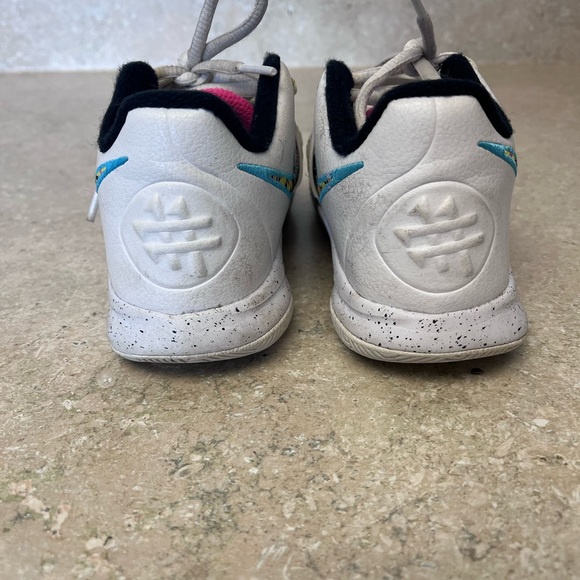 Kyrie Flytrap 3, Boys sneakers, white size 13C - Picture 3 of 10